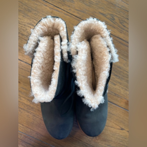 UGG Women’s Size 8 Luisa Water Resistant Black Leather Shearling Boots #1012545 - Picture 8 of 8